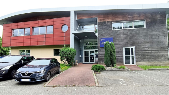 Bâtiment tertiaire entier de 921 m² - Divisible en 2 plateaux - Alpespace